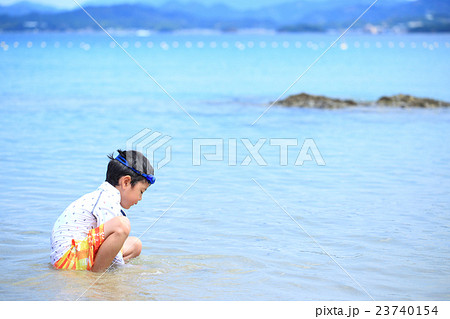 海水浴をする男の子 23740154