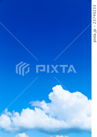 鮮やかに仕上げた積乱雲　空と雲の写真素材　空の背景素材　コピースペース　広告スペース　真夏イメージ 23740233
