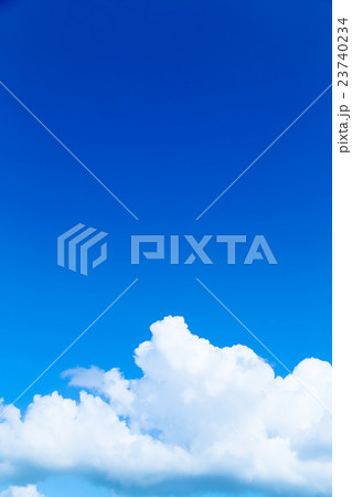 鮮やかに仕上げた積乱雲　空と雲の写真素材　空の背景素材　コピースペース　広告スペース　真夏イメージ 23740234