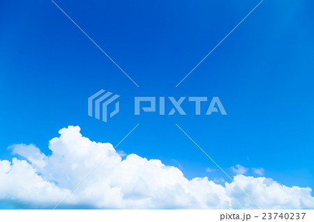 鮮やかに仕上げた積乱雲　空と雲の写真素材　空の背景素材　コピースペース　広告スペース　真夏イメージ 23740237