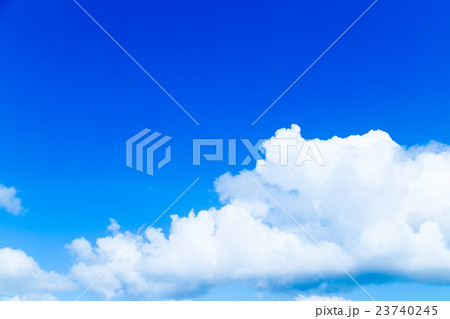 鮮やかに仕上げた積乱雲　空と雲の写真素材　空の背景素材　コピースペース　広告スペース　真夏イメージ 23740245