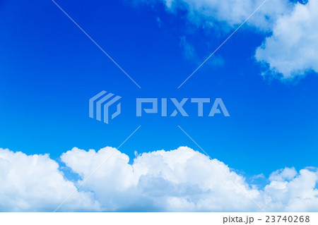 鮮やかに仕上げた積乱雲　空と雲の写真素材　空の背景素材　コピースペース　広告スペース　真夏イメージ 23740268