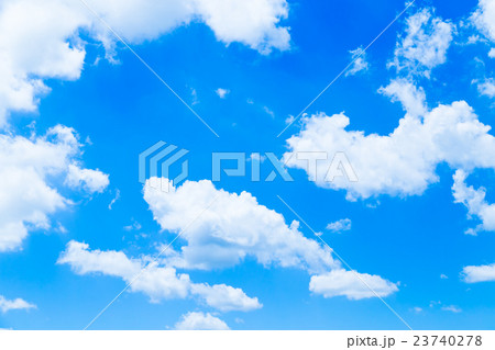 鮮やかに仕上げた積乱雲　空と雲の写真素材　空の背景素材　コピースペース　広告スペース　真夏イメージ 23740278