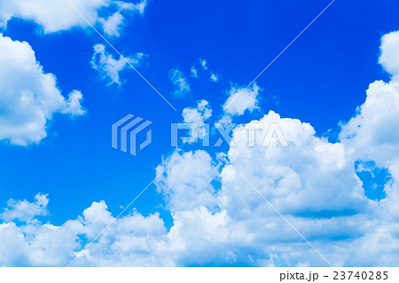 鮮やかに仕上げた積乱雲　空と雲の写真素材　空の背景素材　コピースペース　広告スペース　真夏イメージ 23740285
