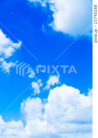 鮮やかに仕上げた積乱雲　空と雲の写真素材　空の背景素材　コピースペース　広告スペース　真夏イメージ 23740288