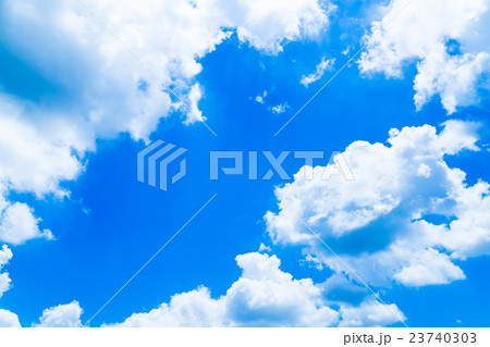 鮮やかに仕上げた積乱雲　空と雲の写真素材　空の背景素材　コピースペース　広告スペース　真夏イメージ 23740303