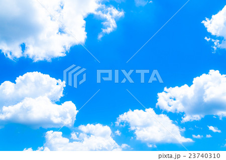 鮮やかに仕上げた積乱雲　空と雲の写真素材　空の背景素材　コピースペース　広告スペース　真夏イメージ 23740310