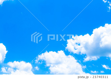 鮮やかに仕上げた積乱雲　空と雲の写真素材　空の背景素材　コピースペース　広告スペース　真夏イメージ 23740311