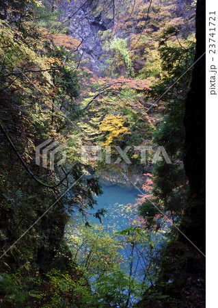 紅葉の田沢湖抱返り県立自然公園「抱返り渓谷」両岸の原生林に渓谷の美しいエメラルドグリーンが映える絶景 紅葉の田沢湖抱返り県立自然公園「抱返り渓谷」両岸の原生林に渓谷の美しいエメラルドグリーンが映える絶景 23741721