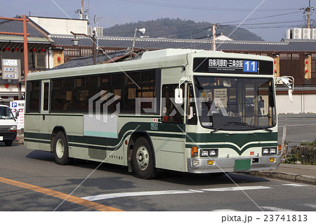 嵐山・渡月橋付近を行く京都市営バス（11号系統／キュービック