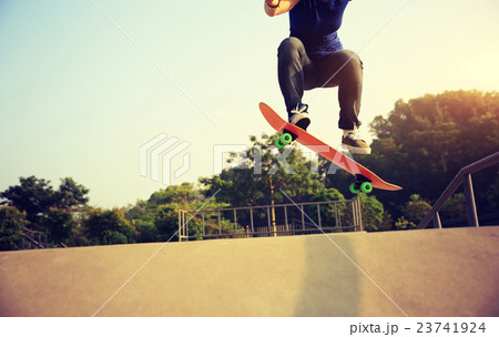 young  skateboarder skateboarding at skatepark young  skateboarder skateboarding at skatepark 23741924