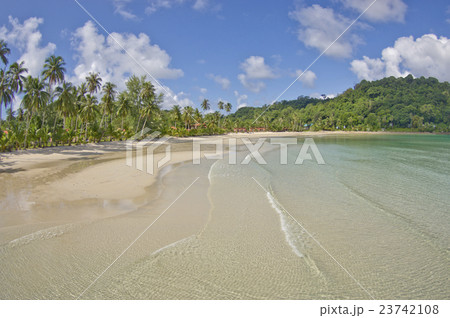 Beautiful sea and sand beach on island 23742108