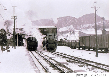 昭和45年　C61旅客列車とD51貨物列車　奥羽本線碇ヶ関　 23742634