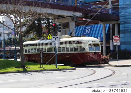 サンフランシスコを走る旧型市電　フィシャーマンズワーフ　アメリカ 23742635