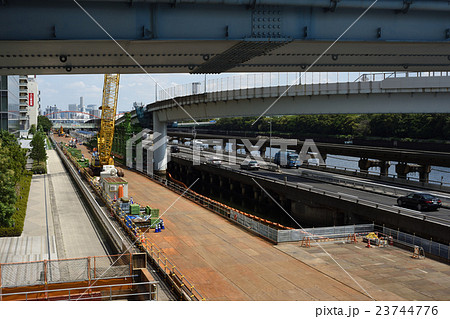 首都高速1号羽田線更新工事 一部架け替え工事中の大井jct橋の写真素材