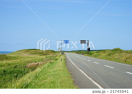 北海道　オロロンライン　稚内市のカントリーサインと道路標識 23745041