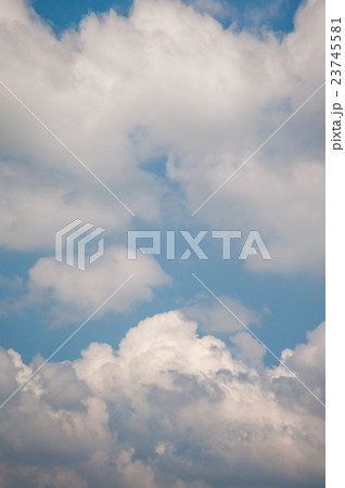 雲の空き間を抜けると向こうは青空 雲の空き間を抜けると向こうは青空 23745581