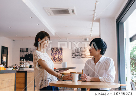 カフェで働く女性 撮影協力：TENOHA DAIKANYAMA 23746673