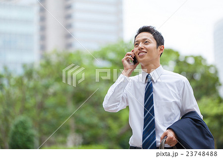スマホで話すビジネスマン 23748488