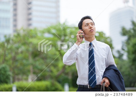 スマホで話すビジネスマン スマホで話すビジネスマン 23748489
