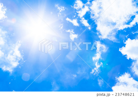 鮮やかに仕上げた積雲 空と雲の写真素材 空の背景素材 コピースペース 広告スペース 真夏イメージ 鮮やかに仕上げた積雲 空と雲の写真素材 空の背景素材 コピースペース 広告スペース 真夏イメージ 23748621