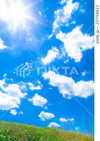 鮮やかに仕上げた積雲 空と雲の写真素材 空の背景素材 コピースペース 広告スペース 真夏イメージ 鮮やかに仕上げた積雲 空と雲の写真素材 空の背景素材 コピースペース 広告スペース 真夏イメージ 23748622