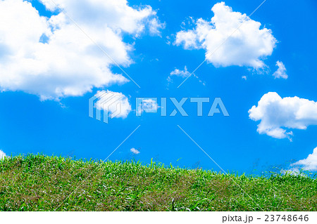 鮮やかに仕上げた積雲 空と雲の写真素材 空の背景素材 コピースペース 広告スペース 真夏イメージ 鮮やかに仕上げた積雲 空と雲の写真素材 空の背景素材 コピースペース 広告スペース 真夏イメージ 23748646