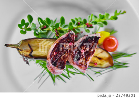 Juicy steak with vegetables 23749201