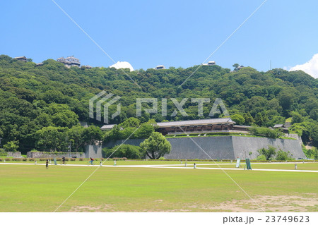 城山公園から見た松山城 城山公園から見た松山城 23749623