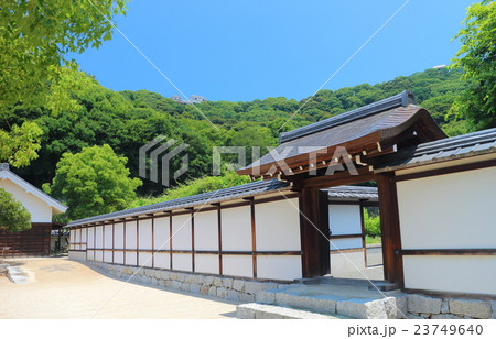 二ノ丸史跡庭園から見た松山城 23749640