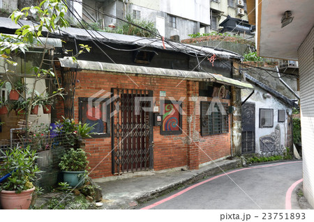 台湾　九份（きゅうふん）　山あいの町とレトロな建物 23751893