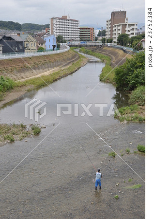 東京郊外 八王子 湯殿川と釣り人の写真素材