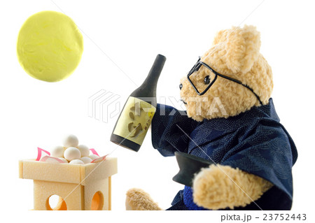 月見酒をするくまちゃん 23752443