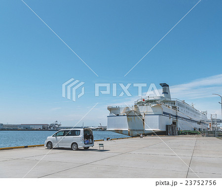 出航準備中のフェリーボート 23752756
