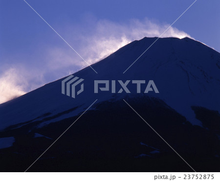 雪煙吹き上げる午後の富士山 23752875