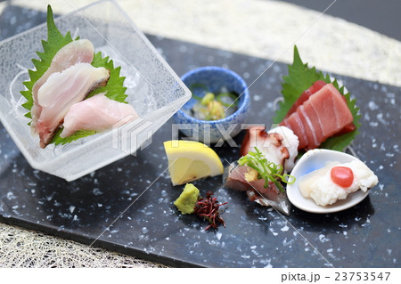 刺身盛り合わせ (アジ マグロ ホタテ ショウガ ワサビ レモン 和食 日本料理シーフード 海鮮) 23753547