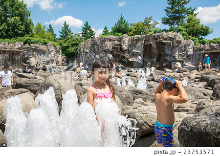 水遊びをする子ども 23753571
