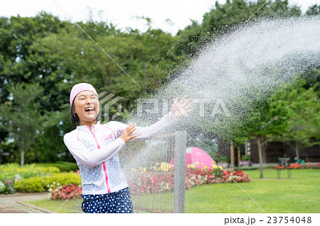 水着を着て水遊びをする女の子 23754048