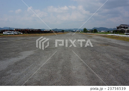 兵庫県加西市に太平洋戦争当時のまま残る姫路海軍航空隊「鶉野飛行場」：滑走路跡（南方向を見る） 23756539