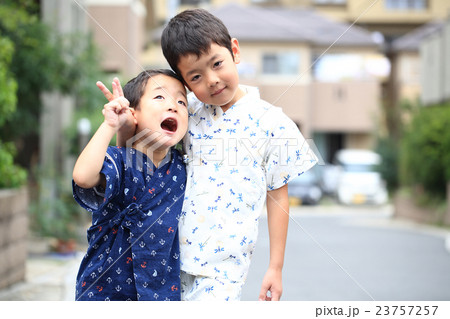 甚平を着た子供達 甚平を着た子供達 23757257
