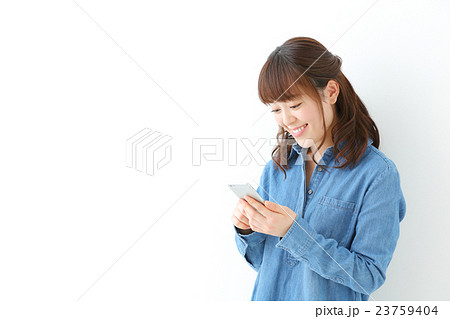 スマートフォン・若い女性 23759404