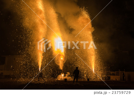 とよはし祇園祭の手筒花火　祭りの火の粉　炎　爆発の瞬間 23759729
