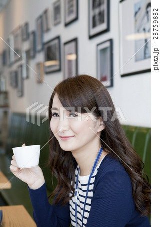 カフェでコーヒーを飲む20代女性 カフェでコーヒーを飲む20代女性 23759832