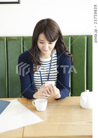 カフェでスマホを使う20代女性 23759839
