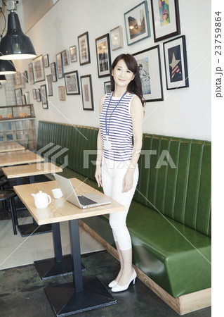 カフェでのビジネスイメージ 23759864