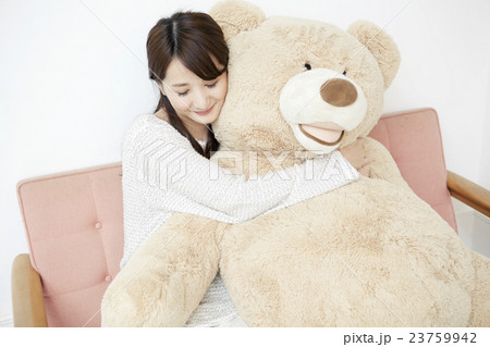クマに抱きつく20代女性 クマに抱きつく20代女性 23759942