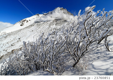 噴煙上がる那須・茶臼岳と樹氷 噴煙上がる那須・茶臼岳と樹氷 23760851