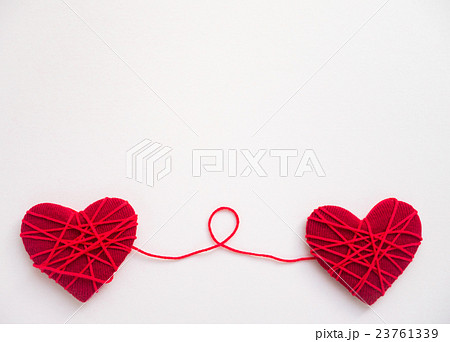 ハート物語 赤い糸 運命の赤い糸 赤色のハート 恋愛の写真素材