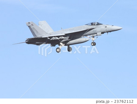 快晴の青空を飛行する米海軍の空母艦載機FA-18Eスーパーホーネット戦闘攻撃機 23762112