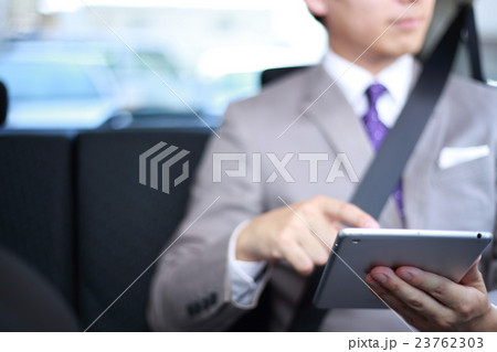 後部座席 ビジネスマン (シートベルト 男性 乗用車 サラリーマン 役職 30代 会社員 営業車) 23762303